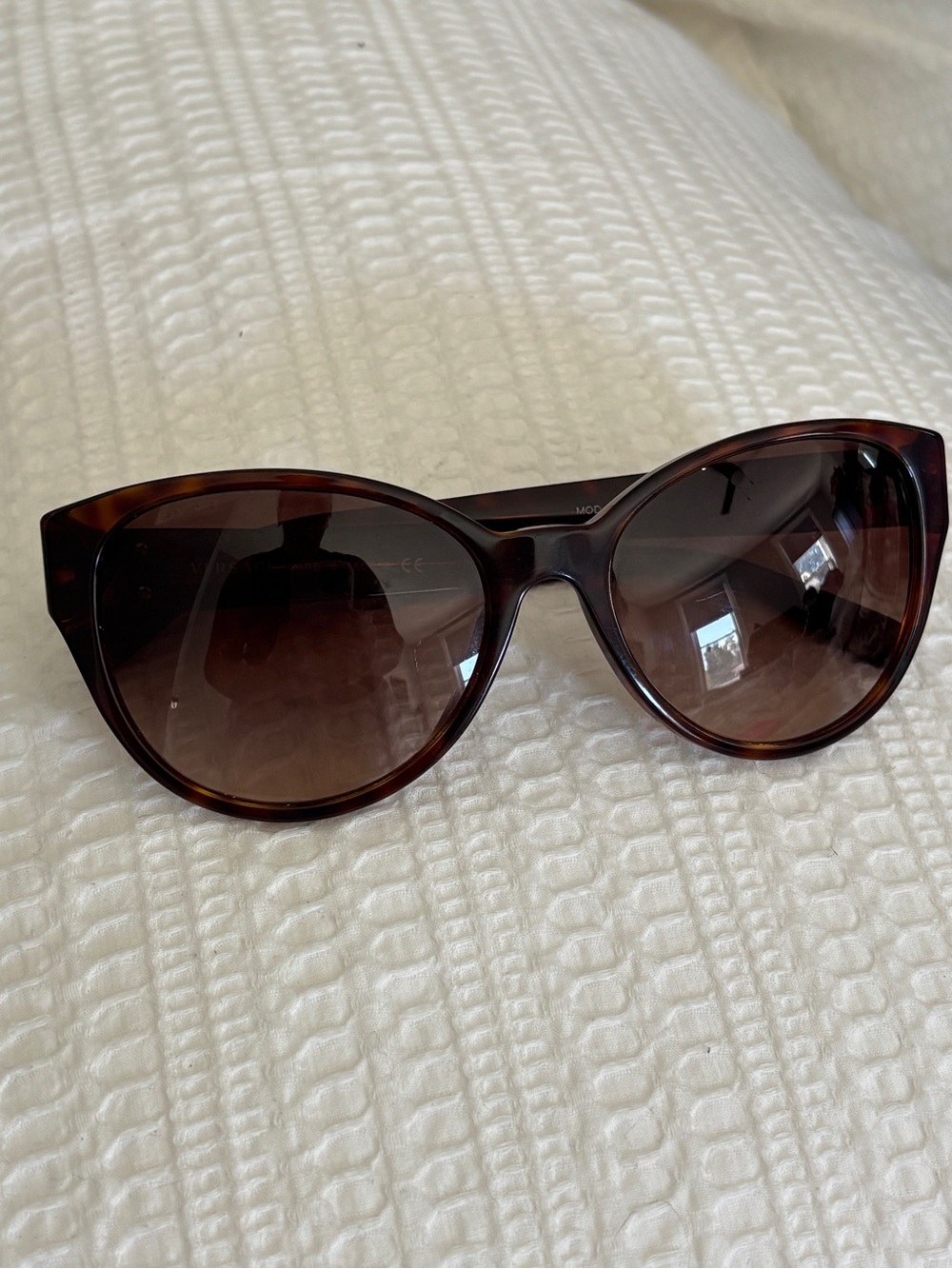 Authentic Versace Cat Eye Sunglasses Tortoise Shell with Gold Medusa Head COA - Picture 3 of 8